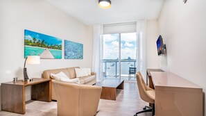 Leilighet – deluxe, 1 soverom, ikke-røyk, utsikt mot marina | Oppholdsrom | En 31-tommers Flatskjerm-TV med kabel-kanaler samt TV og Netflix