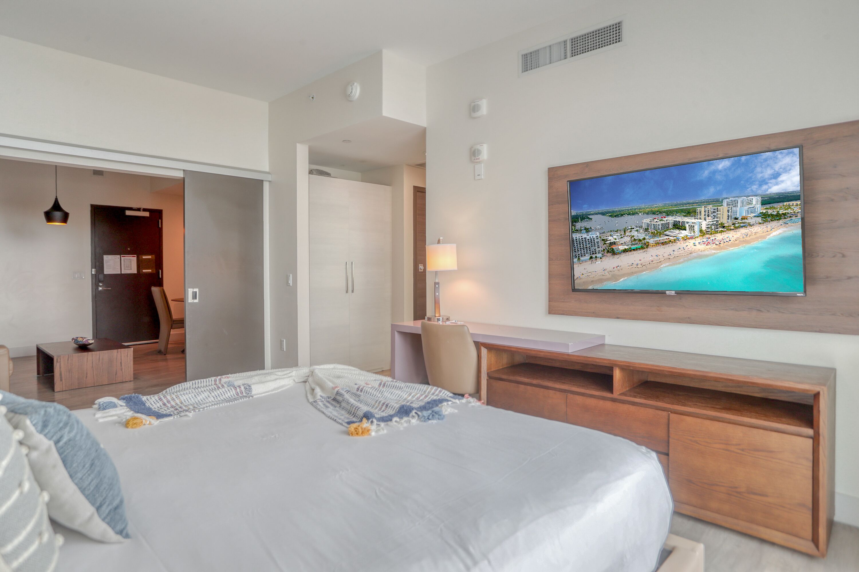 Deluxe Apartment, 1 Bedroom, Non Smoking, Ocean View | Peti besi dalam bilik, dihias secara berasingan 