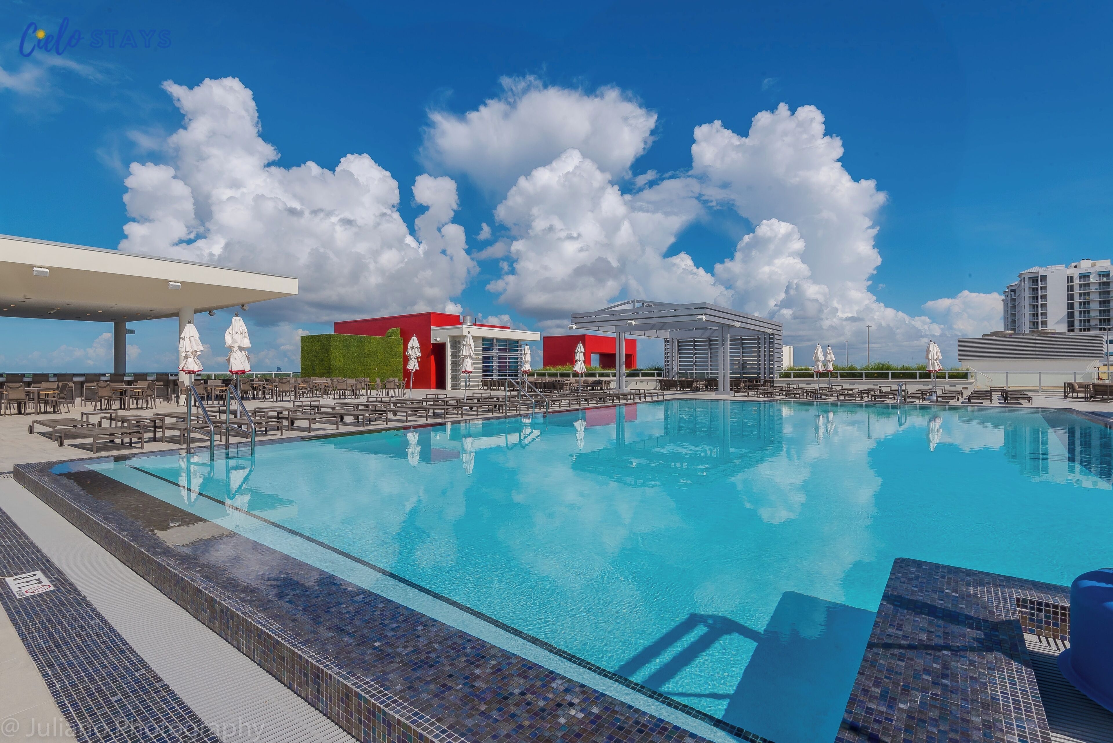 Piscine extérieure, parasols de plage, chaises longues
