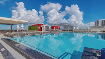 Una piscina al aire libre (de 07:00 a 20:00), sombrillas, tumbonas