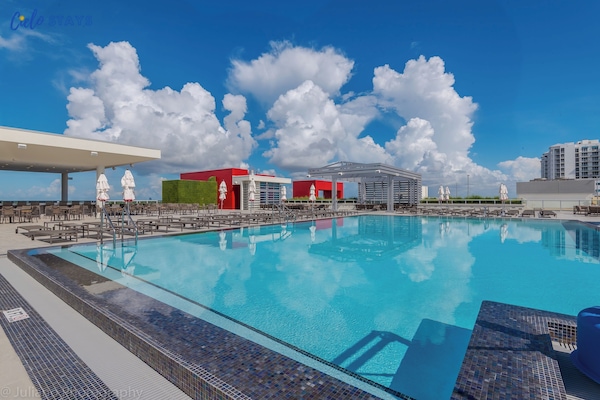 Piscina externa, funciona das 7h às 20h, guarda-sóis, espreguiçadeiras