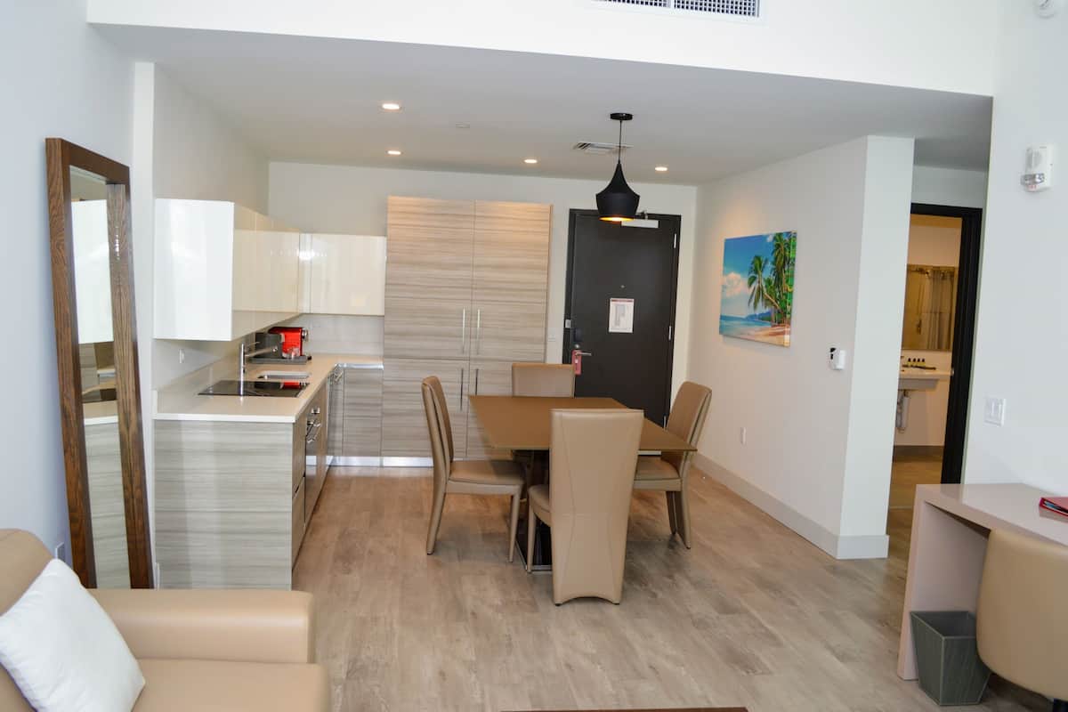 Un appartement moderne comprenant un coin repas, une cuisine et un espace de vie.