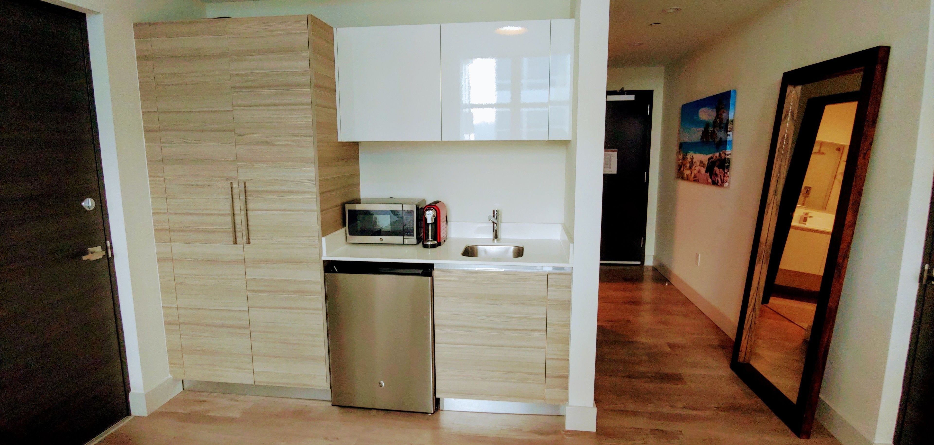 luxury studio, 1 king bed, non smoking, city view | private kitchenette | microwave, coffee/tea maker, electric kettle, toaster