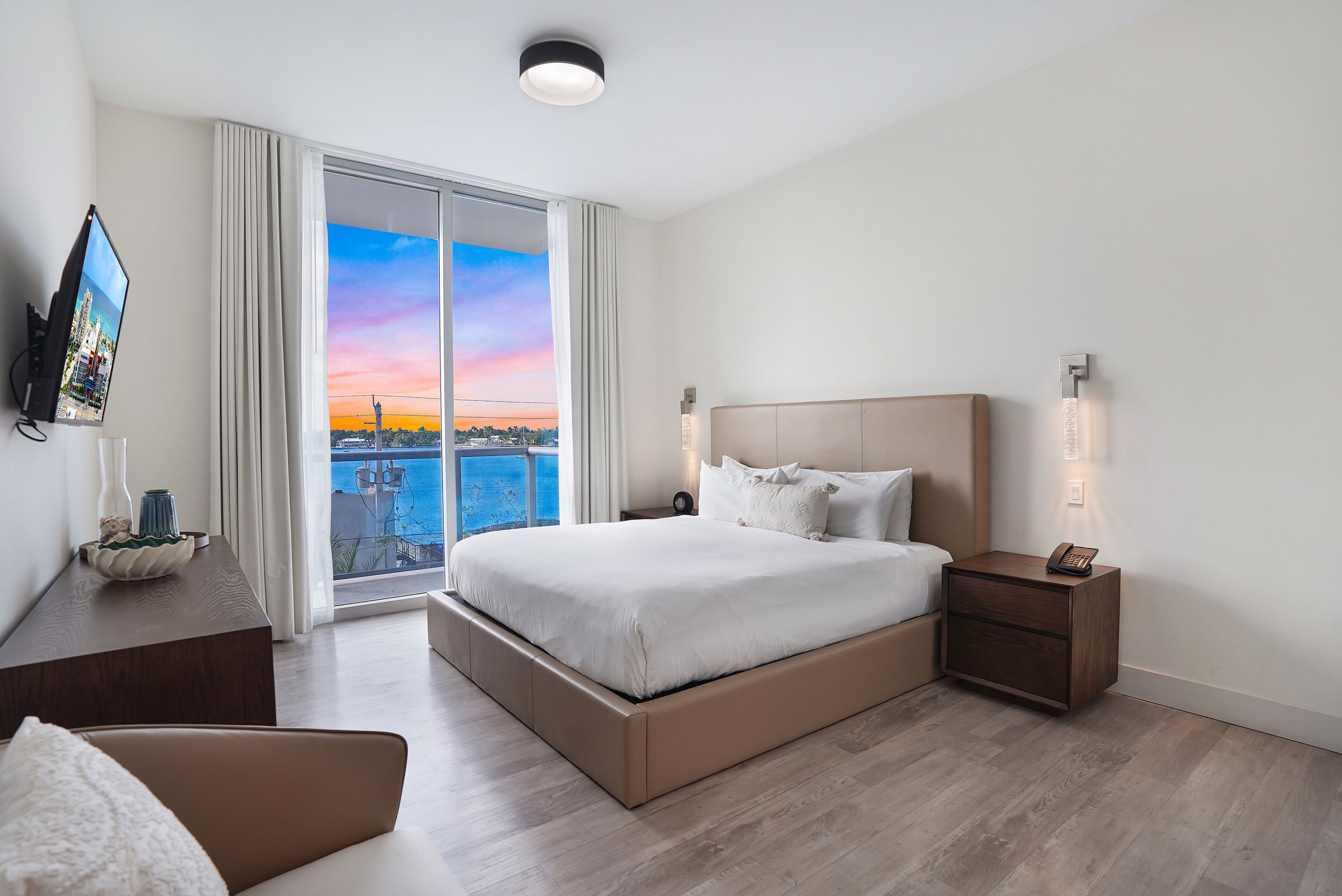 Condo premium, 2 quartos, vista para a marina | Cofres nos quartos, individualmente decorados