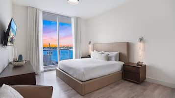 Condo premium, 2 quartos, vista para a marina | Cofres nos quartos, individualmente decorados