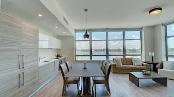 Condo superluxo, 2 quartos, vista para a marina | Opções para refeição no quarto
