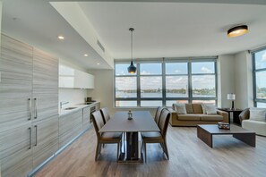Condo superluxo, 2 quartos, vista para a marina | Opções para refeição no quarto