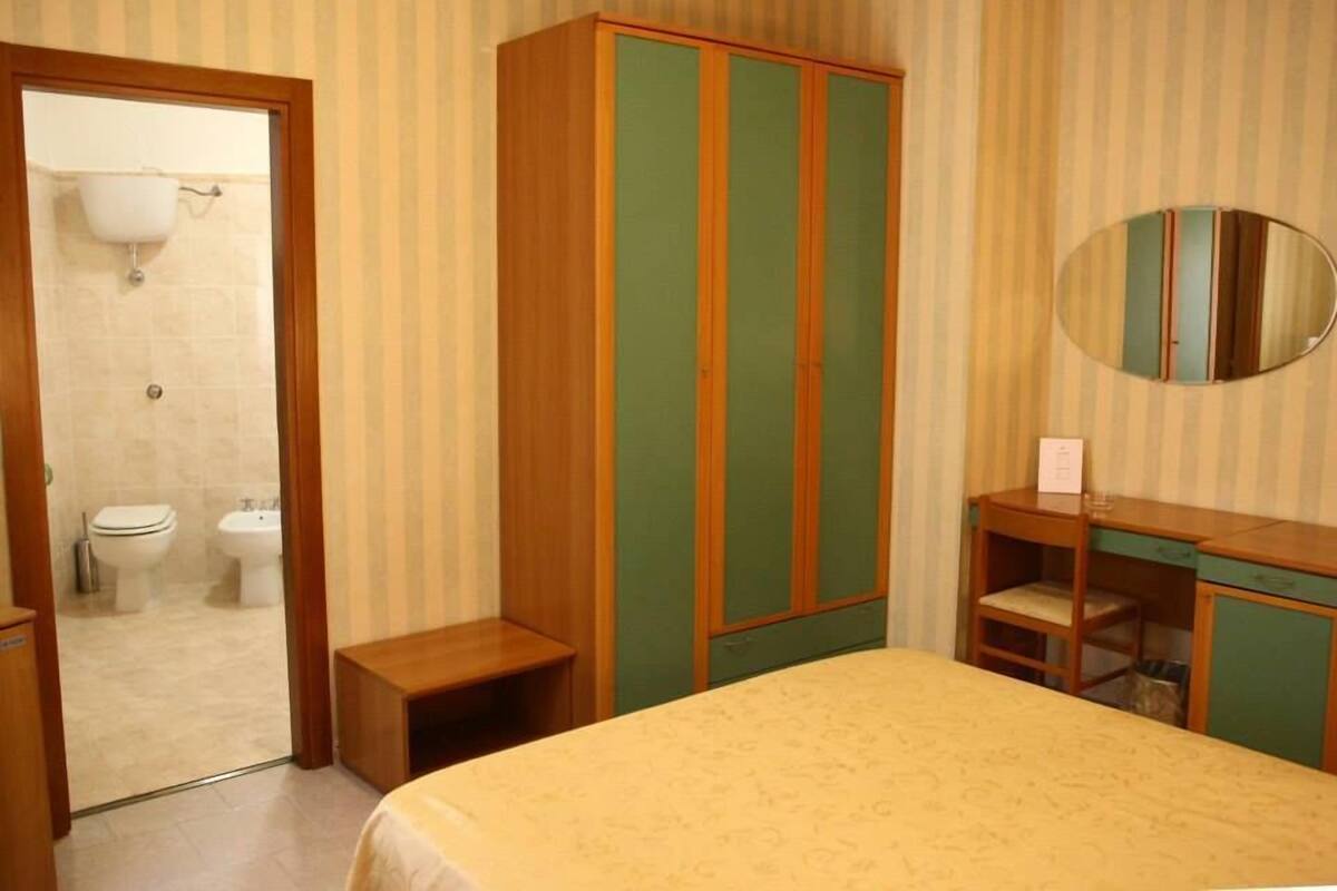 Minibar, caja de seguridad en la habitación, escritorio y cunas