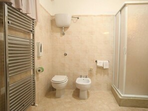 Ducha, artículos de tocador gratuitos, secador de pelo