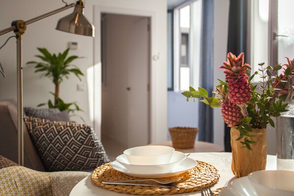 Economy appartement, 1 tweepersoonsbed met slaapbank | Woonruimte | Een 42-inch smart-tv met kabelzenders, een televisie en Netflix