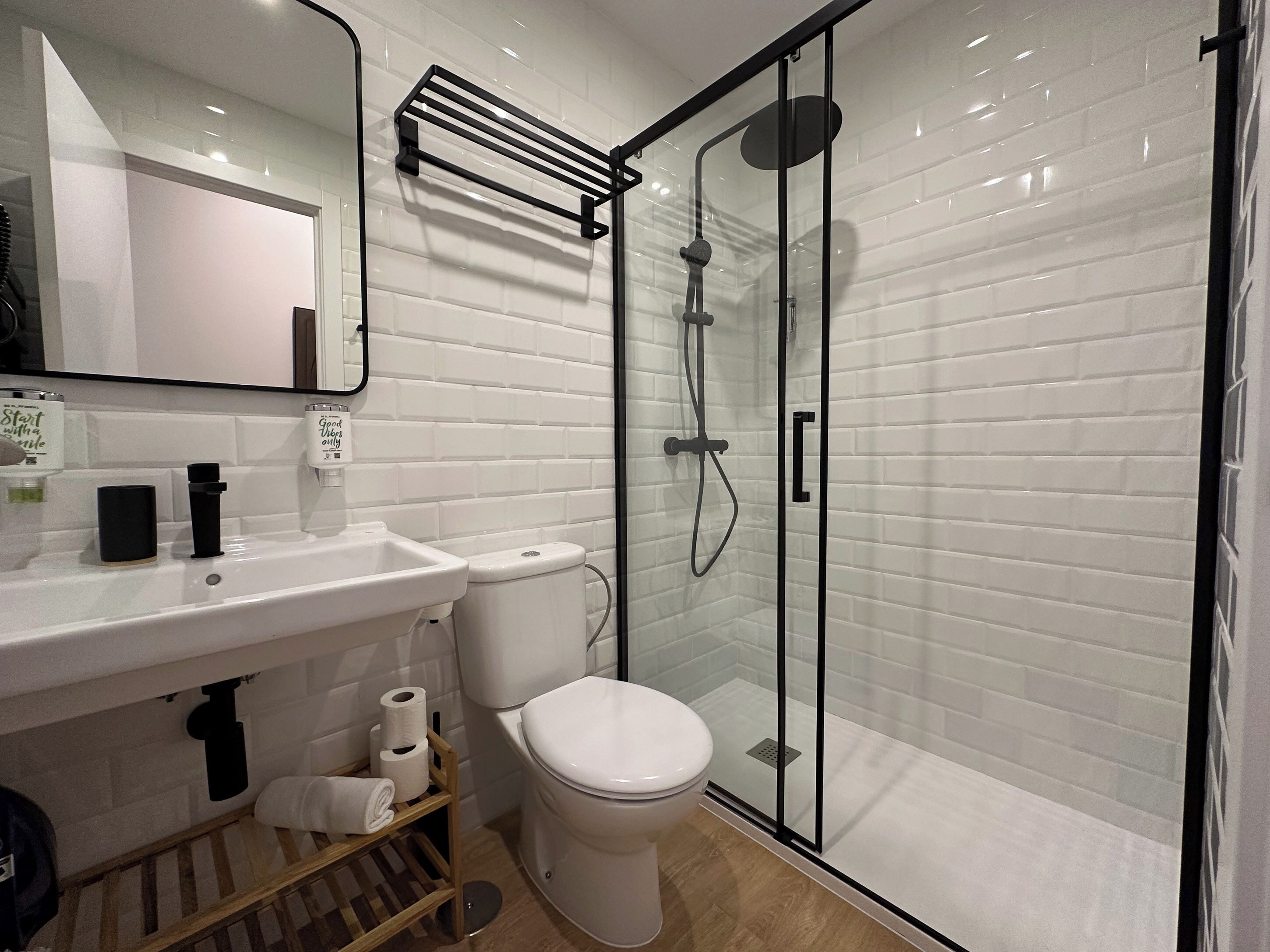 Design appartement, 1 tweepersoonsbed met slaapbank, keuken | Badkamer | Een douche, gratis toiletartikelen, een haardroger, handdoeken