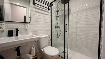 Design appartement, 1 tweepersoonsbed met slaapbank, keuken | Badkamer | Een douche, gratis toiletartikelen, een haardroger, handdoeken