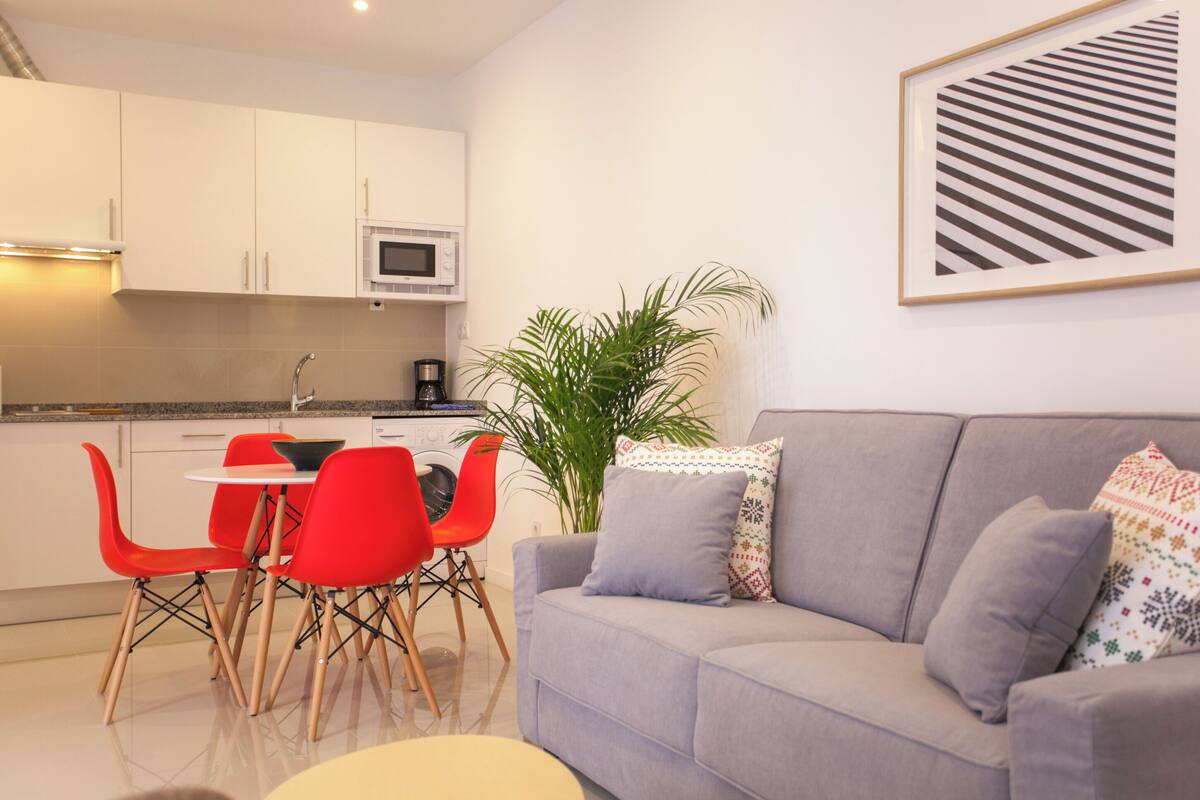 Familie appartement, 1 tweepersoonsbed met slaapbank | Woonruimte | Een 42-inch smart-tv met kabelzenders, een televisie en Netflix