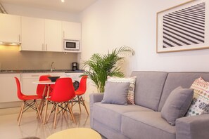 Apartamento família, 1 cama de casal e sofá-cama | Área de estar | Smart TV 42 polegadas com canais a cabo, TV, Netflix