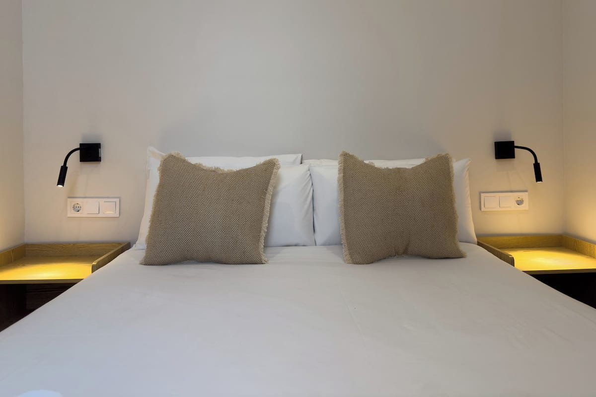 Design appartement, 1 tweepersoonsbed met slaapbank, keuken | 2 slaapkamers, luxe beddengoed, donzen dekbedden