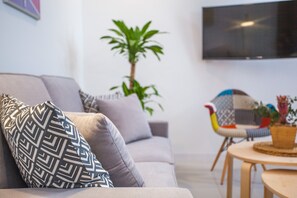 Apartamento superior, 1 cama doble con sofá cama | Zona de estar | Una Smart TV, Netflix, películas de pago, servicios de streaming