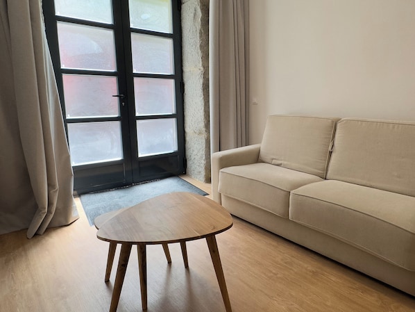 Design Apartment, 1 Double Bed with Sofa bed, Kitchen | Living area | 42-inch Smart TV with cable channels, TV, Netflix