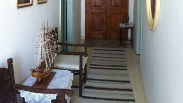 House, 2 Bedrooms | Living area