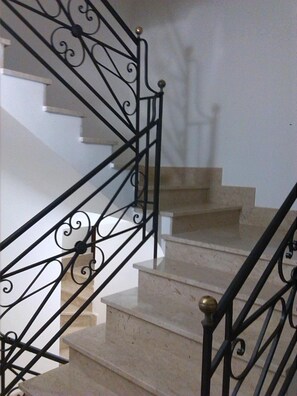 المنشأة من الداخل