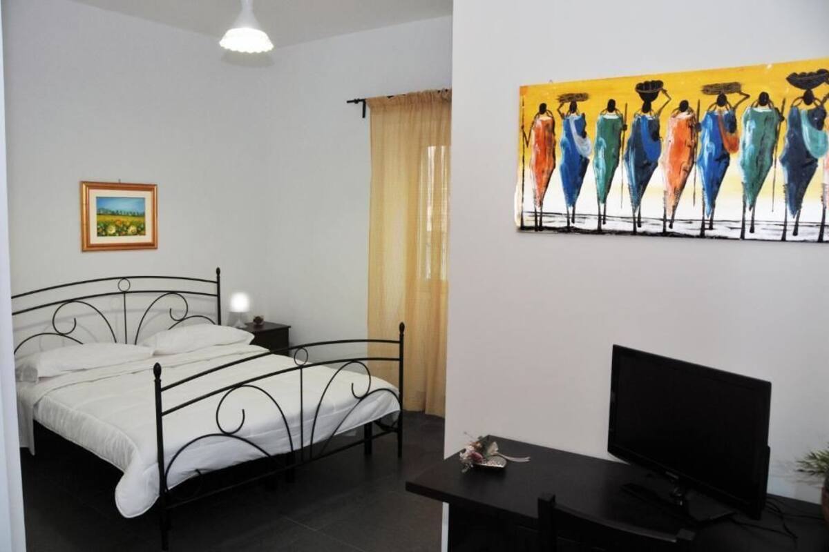 Comfort Double or Twin Room | Desk, blackout drapes, soundproofing, iron/ironing board