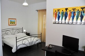 مكتب وستائر تعتيم وتجهيزات عازلة للصوت ومكواة/لوح كي