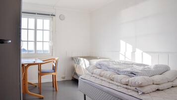 5 makuuhuonetta, vauvan matkasänky, vuodevaatteet