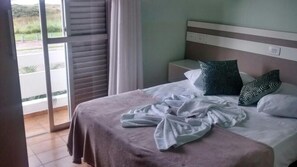 Minibar, blendingsgardiner, wi-fi (inkludert) og sengetøy