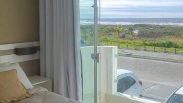 Een minibar, verduisterende gordijnen, gratis wifi, beddengoed