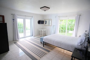 Studio, 1 Queen Bed, Non Smoking | 1 bedroom, individually decorated, individually furnished, free WiFi - Seven Arches (Warwick Parish)