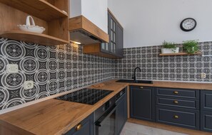 Fridge, microwave, stovetop, dishwasher