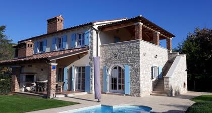 Luxury villa with pool and sea view for 8-10 people