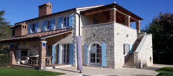 Luxury villa with pool and sea view for 8-10 people