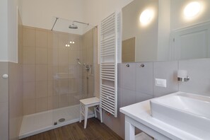 Dutxa, assecador de cabells, bidet i tovalloles 