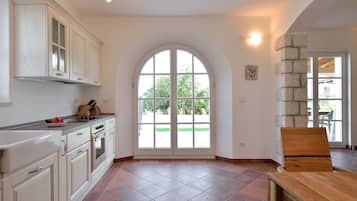 Een koelkast, een magnetron, een oven, een kookplaat