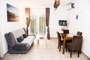 公寓, 1 张大床和 1 张沙发床, 海景 | 起居区 | 32-英寸纯平电视（配备有线频道）、智能电视、Netflix