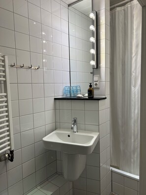 Regadera, amenidades de baño ecológicas, secadora de cabello, toallas 