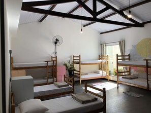 Dormitorio compartido básico, para no fumadores (12 camas) | Ropa de cama hipoalergénica, cortinas blackout y camas extra