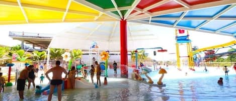 Piscine extérieure, chaises longues