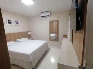 ميني بار وخزنة داخل الغرفة ومكتب وستائر تعتيم