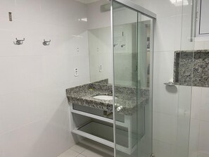Ducha, secador de pelo, bidet, toallas