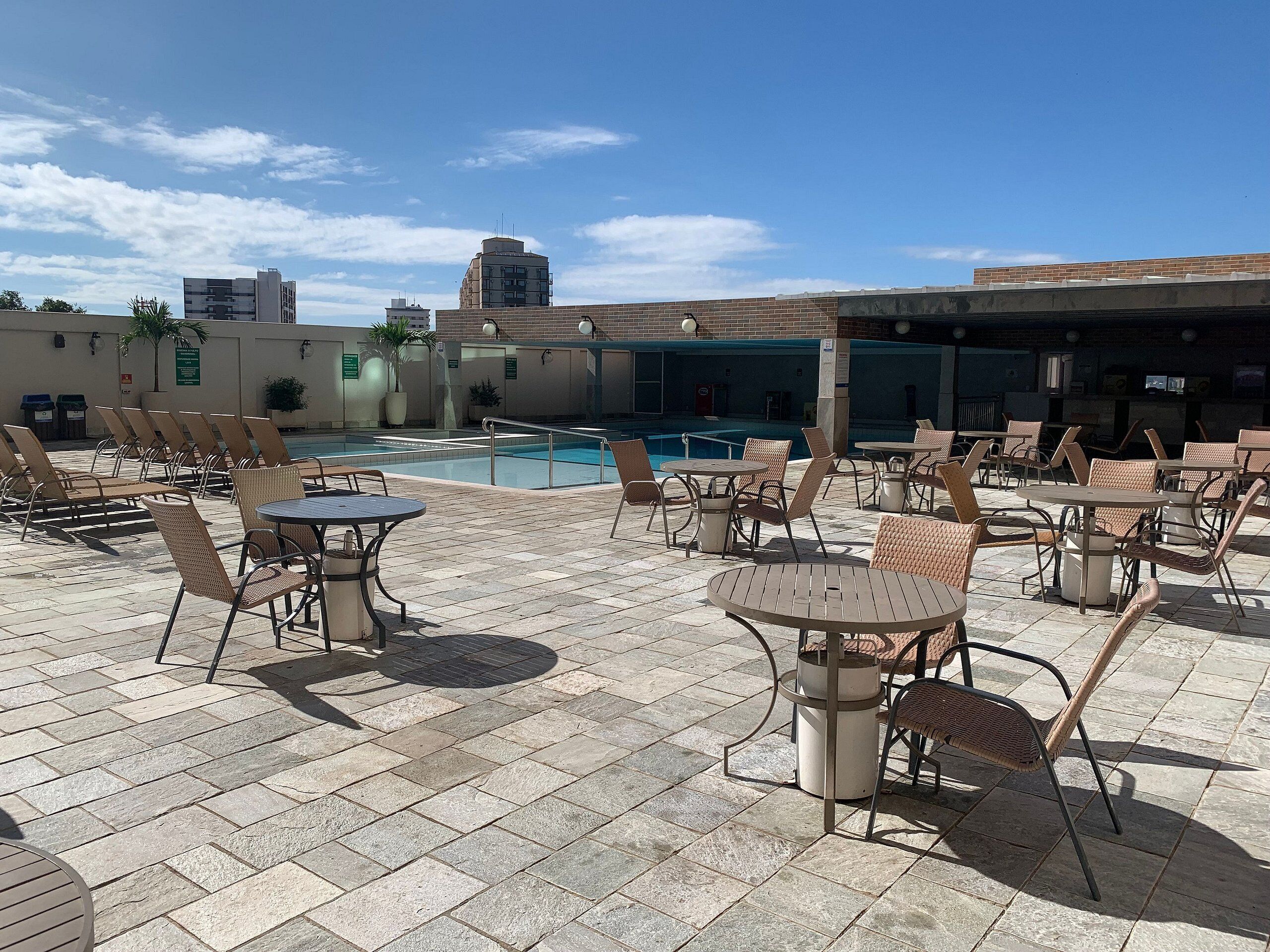 Piscina externa, espreguiçadeiras