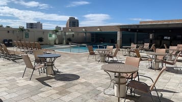 Piscina externa, espreguiçadeiras