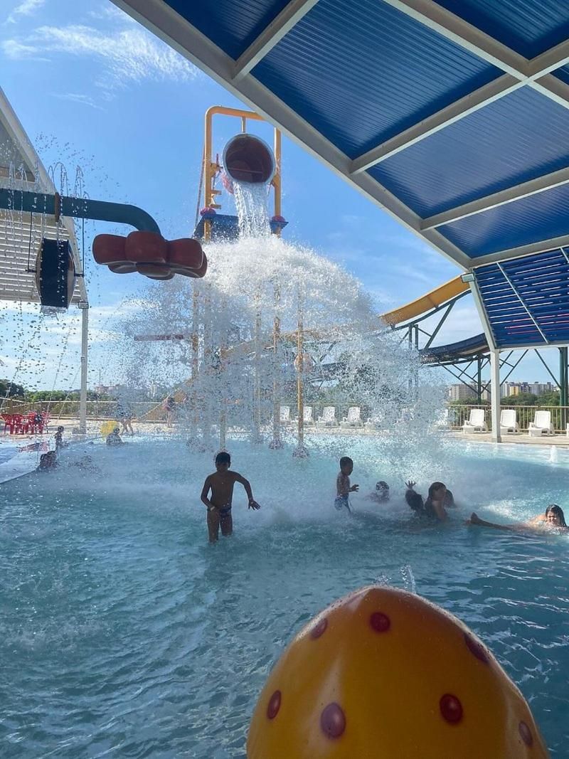 Un parc aquatique doté d’un grand toboggan et de nombreuses attractions aquatiques.