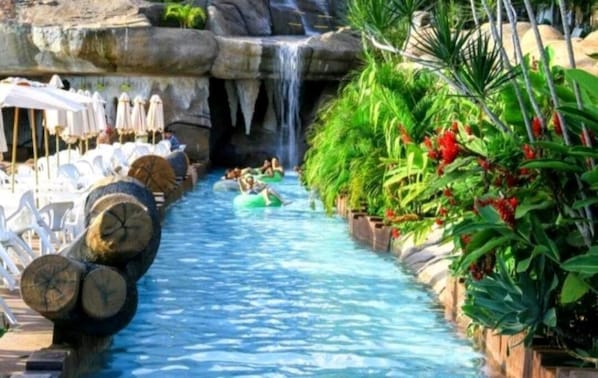 Una piscina al aire libre, sillones reclinables de piscina