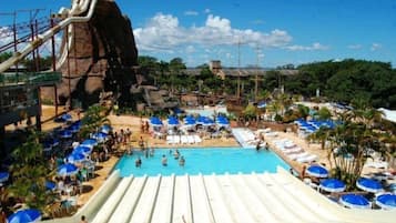 Piscina externa, espreguiçadeiras