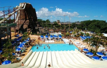 Una piscina al aire libre, sillones reclinables de piscina