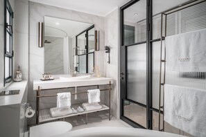 Rom – exclusive, bakgårdsutsikt | Bad | Boblebad, designertoalettartikler, hårføner og badekåper