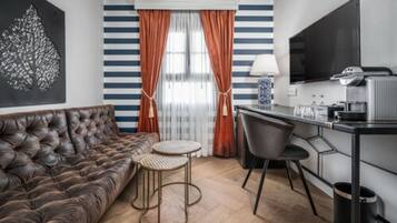 Minibar (inkludert), safe på rommet, individuelt dekorert og skrivebord