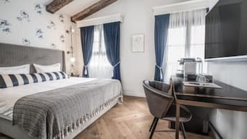 Een gratis minibar, een kluis op de kamer, individueel gedecoreerd