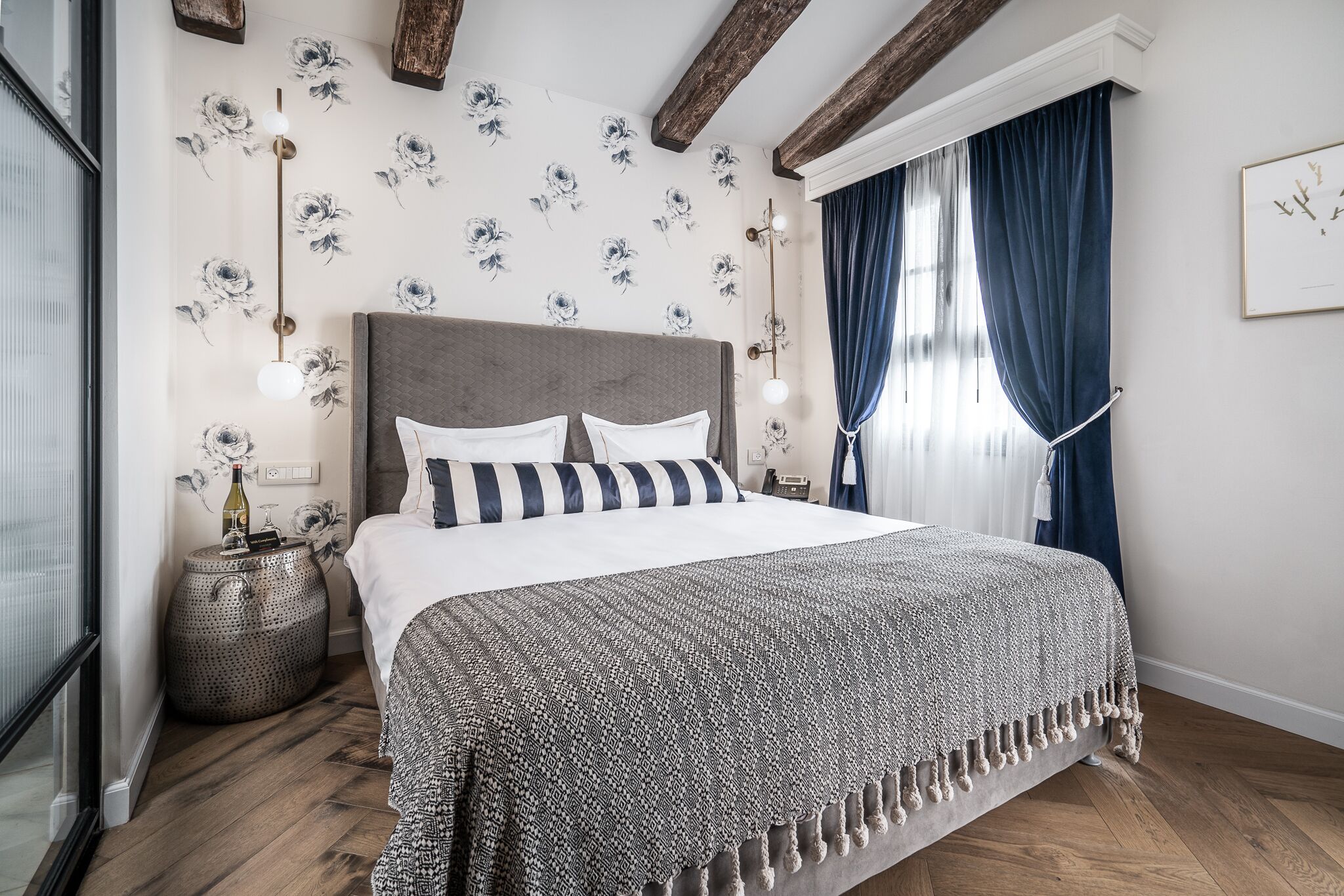 Rom – design, delvis sjøutsikt | Minibar (inkludert), safe på rommet, individuelt dekorert og skrivebord